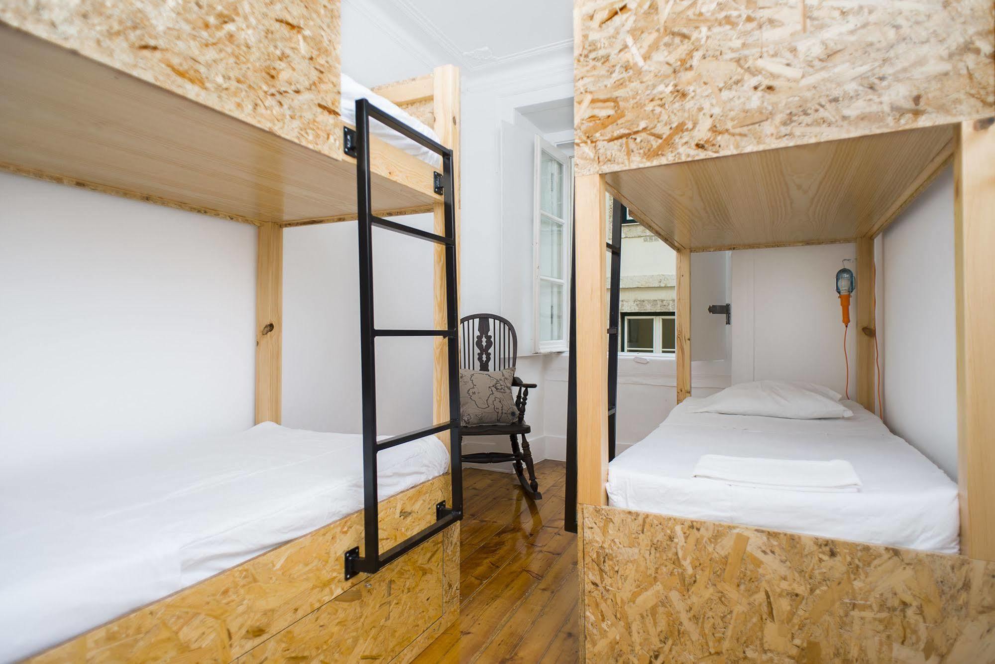 No Limit Bairro Alto Hostel Lisbon Bagian luar foto